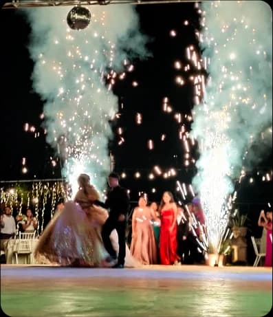 2 chisperos encendidos mientras una pareja entra a la pista de baile.