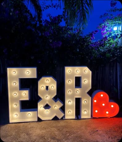 Letras gigantes que dicen "E&R" con un corazón gigante al lado.