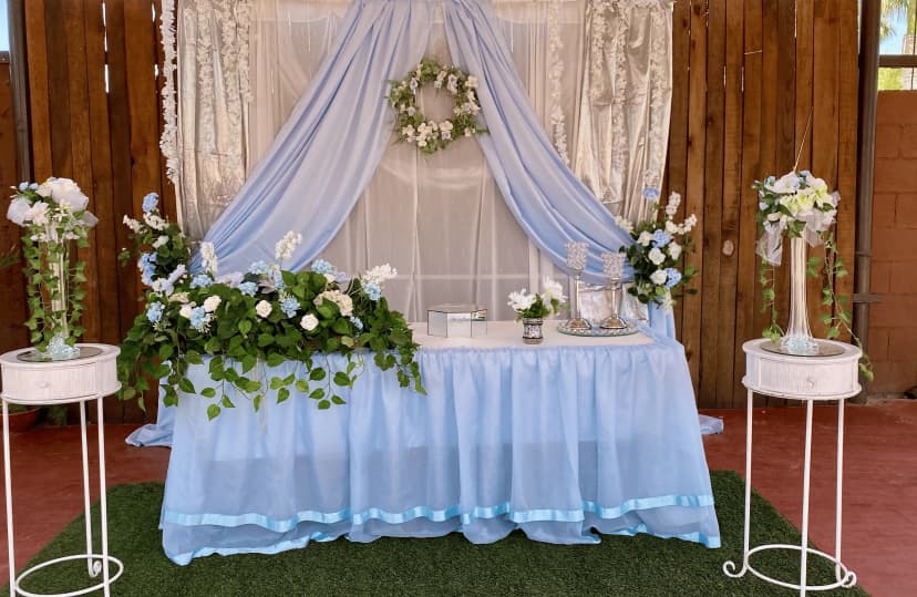 Mesa de honor número 2 decorada en tonos azules con flores blancas, ideal para eventos con temática fresca y elegante.